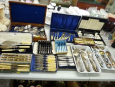 Good quantity of cased and loose vintage and other cutlery