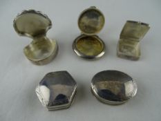 Small silver circular pendant snuff box and four lidded pill boxes, stamped 925