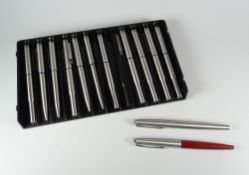 TRAY OF TWELVE VINTAGE PARKER 25 PENS including five fountain pens, three ballpoint pens, three