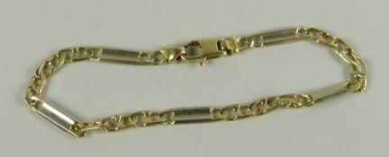 AN 18CT GOLD LADIES FLAT LINK BRACELET, 7.9grams approx.