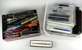 PARCEL OF VARIOUS PARKER FOUNTAIN & BALLPOINT PENS together with a box of vintage & modern Parker