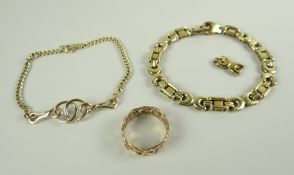 COLLECTION OF 9CT GOLD JEWELLERY to include Celtic design ring, interlink design curb link