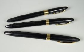A VINTAGE BLACK (MISSING) WHITE DOT SHEAFFER SNOREL SIGNATURE FOUNTAIN PEN with 14ct two-tone