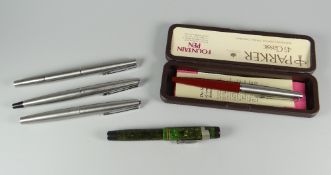 A VINTAGE GREEN SWIRL PARKER DUOFOLD JUNIOR FOUNTAIN PEN with gold trim, three brushed stainless