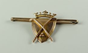 A 9CT GOLD GOLF PRESENTATION BAR BROOCH engraved 'Rhagatt Cup, Nov 1910, T Glynowen', 10.4grams