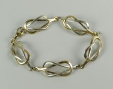 A 9CT GOLD LADIES INTERLINK BRACELET, 10.5grams approx.