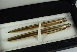 A VINTAGE PARKER 61 FOUNTAIN PEN & PENCIL SET in rolled gold with attached yellow metal crowns to