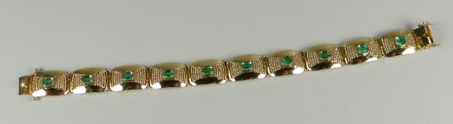 AN 18K GOLD EMERALD SET BRACELET the rectangular sections set with a total of ten emeralds, 17.