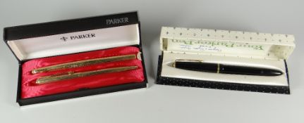 A VINTAGE BLACK PARKER DUOFOLD FOUNTAIN PEN with gold trim (in original box with instructions)