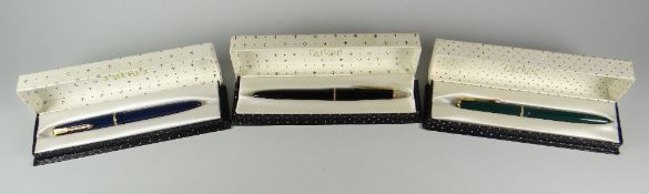 A VINTAGE BLUE PARKER SLIMFOLD FOUNTAIN PEN with gold trim (in original box), a vintage black Parker