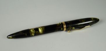 A VINTAGE MARINE GREEN SHEAFFER LIFETIME BALANCE FOUNTAIN PEN gold plated trim & large Lifetime nib,