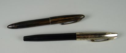 A VINTAGE GOLDEN BROWN PEARL SHEAFFER 875 LIFETIME SOVEREIGN II TRIUMPH FOUNTAIN PEN with wire cap