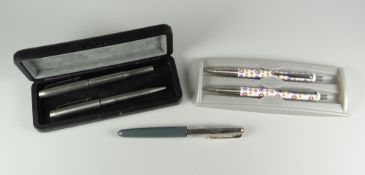 A VINTAGE BOXED STAINLESS STEEL PARKER 25 FOUNTAIN PEN & BALLPOINT PEN SET together with a vintage