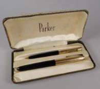A VINTAGE BLACK PARKER 51 FOUNTAIN PEN & SET with rolled gold caps (in original box with