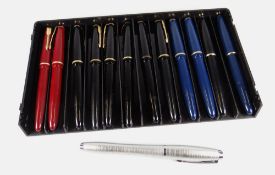 TRAY OF TWELVE VARIOUS VINTAGE PARKER FOUNTAIN PENS with gold trim, Parker Junior - 6 black, 2 blue,