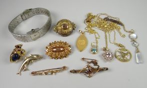 A PARCEL OF ANTIQUE & MODERN JEWELLERY WITH GOLD CONTENT & LADIES WRISTWATCH