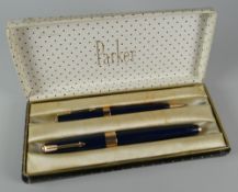 A VINTAGE BLUE PARKER DUOFOLD 17 FOUNTAIN PEN & PENCIL SET with wide gold cap bands & trim (in