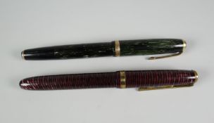 A VINTAGE LAMINATED EMERALD SHADOWWAVE PARKER VACUMATIC FOUNTAIN PEN together with a vintage
