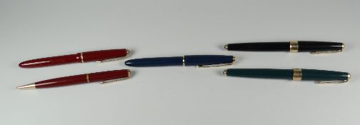 A VINTAGE RED PARKER SLIMFOLD FOUNTAIN PEN & PENCIL SET with gold trim together with two vintage