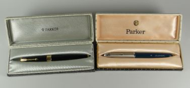 A VINTAGE BLACK PARKER DUOFOLD 17 FOUNTAIN PEN with wide gold band on cap (in original box) together