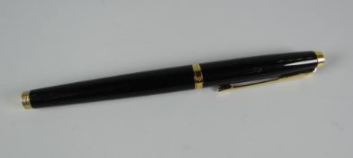A VINTAGE LAQUE BLACK PARKER 75 FOUNTAIN PEN WITH GOLD TRIM