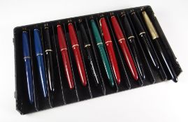 TRAY OF TWELVE VARIOUS VINTAGE PARKER FOUNTAIN PENS with gold trim, Parker Slimfold; 3 red, 1 black,