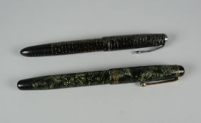 A VINTAGE LAMINATED GREY PEARL PARKER VACUMATIC FOUNTAIN PEN with silver coloured trim together with
