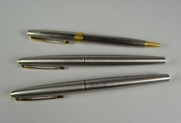 A MODERN SILVER COLOURED METAL PARKER SONNET BALLPOINT PEN IN CASCADE DESIGN with gold trim together