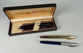 A VINTAGE / EARLY 1980s BLUE / GREY METALLIC SHEAFFER TRZ SLIMLINE BALLPOINT PEN & PENCIL SET with