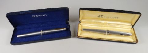 A MODERN BRUSHED CHROME SHEAFFER TRIUMPH 444XG FOUNTAIN PEN with gold plated trim, fitted with a