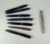 SIX VINTAGE PARKER DUOFOLD FOUNTAIN PENS WITH GOLD TRIM, 4 black, 2 blue also 1 grey Duofold