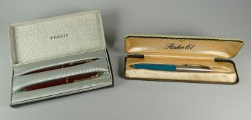 A VINTAGE RED PARKER SLIMFOLD FOUNTAIN PEN & PENCIL SET with gold trim (in original box) together