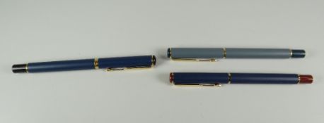 A MODERN MATT BLUE PARKER RIALTO FOUNTAIN PEN together with two Parker 88 Place Vendome fountain