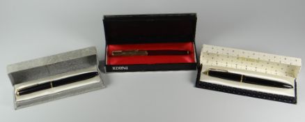 A VINTAGE BLACK PARKER VICTORY FOUNTAIN PEN with gold trim ( in original box) together with a