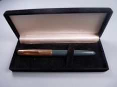 A VINTAGE BOXED NAVY GREY PARKER 51 FOUNTAIN PEN with Signet rolled gold cap & trim, 'I W'