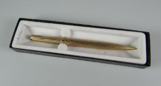 A VINTAGE FINE BARLEY PARKER 61 PRESIDENTIAL BALLPOINT PEN in solid 9ct gold, pearlised cap jewel,