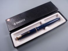 A VINTAGE BOXED BLUE PARKER DUOFOLD JUNIOR FOUNTAIN PEN with gold plated trim & 14ct gold nib