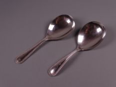 A NEAR PAIR OF SILVER CADDY SPOONS with gadrooned handle edges, 1 troy oz, Birmingham 1976/7 by