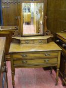 AN EDWARDIAN WALNUT MIRRORED DRESSING TABLE, 145.5 cms high, 91.5 cms wide, 49.5 cms deep