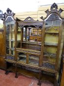 AN EXCELLENT CIRCA 1900 CHIPPENDALE STYLE DISPLAY CABINET having pierced and carved Chinese detail