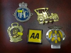 Two vintage AA badges, an RAC badge, horse brass etc