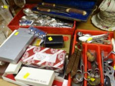 A quantity of mixed loose & boxed cutlery etc
