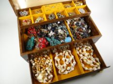 A modern three-section jewellery box & contents together with three Oriental snuff-bottles