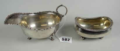 A silver cream jug & non-matching silver crested salt, 7.15oz total