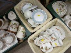 Very large parcel of kitchen crockery, mainly in two patterns