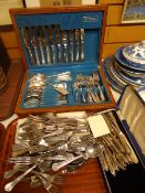A cased canteen of Oneida cutlery & a quantity of loose cutlery ETC Condition Report: please