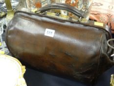 An good vintage leather Gladstone bag Condition Report: please request* *Condition is not stated