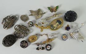 A parcel of brooches including 9ct bar brooch, a South Staffordshire regimental badge ETC