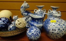 A parcel of blue & white pottery Condition Report: please request* *Condition is not stated in