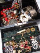 A good vintage jewellery box & contents including costume jewellery & collectables Condition Report: